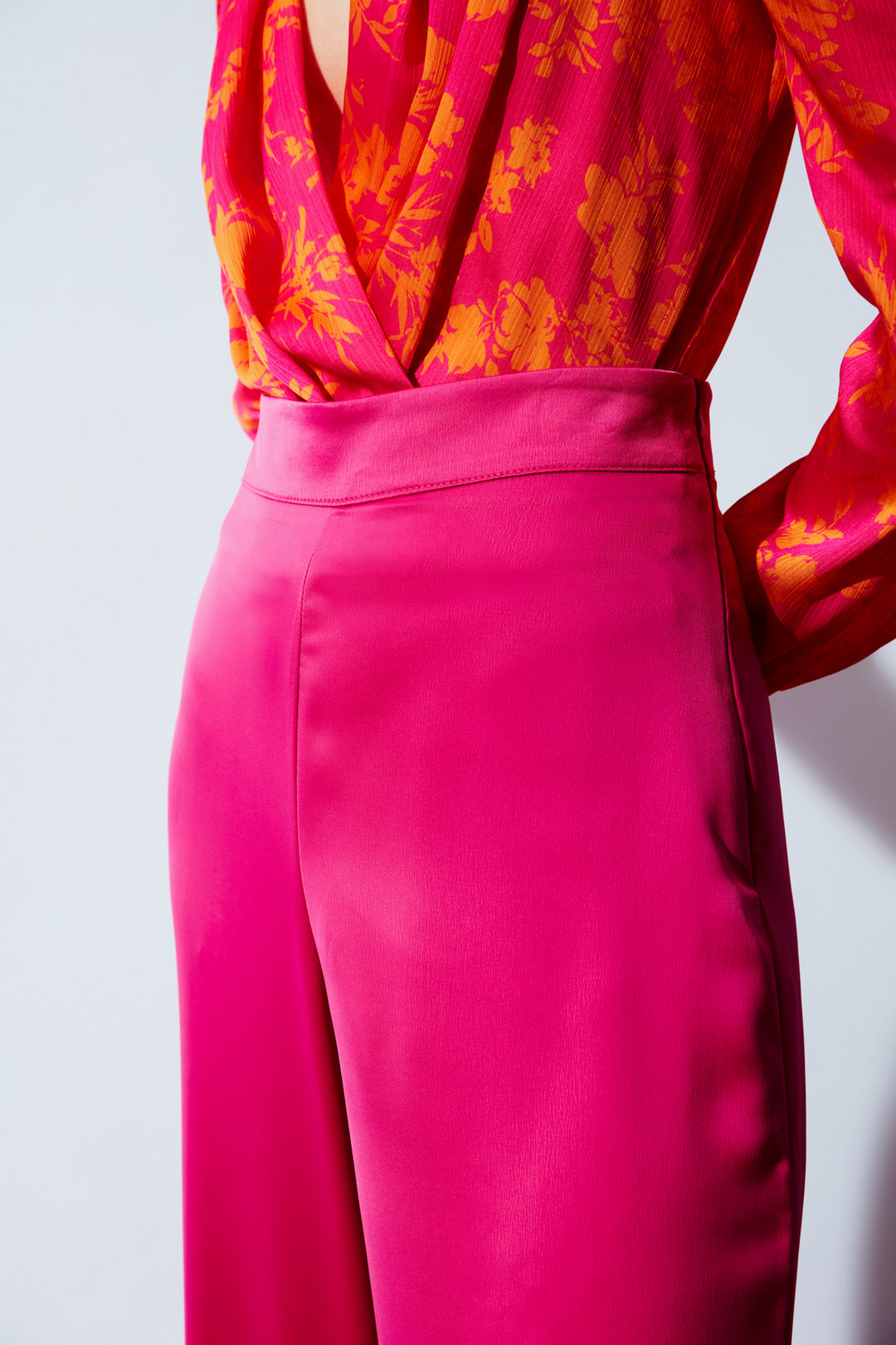 Sateen Pantalon en satin avec fente - Fuchsia