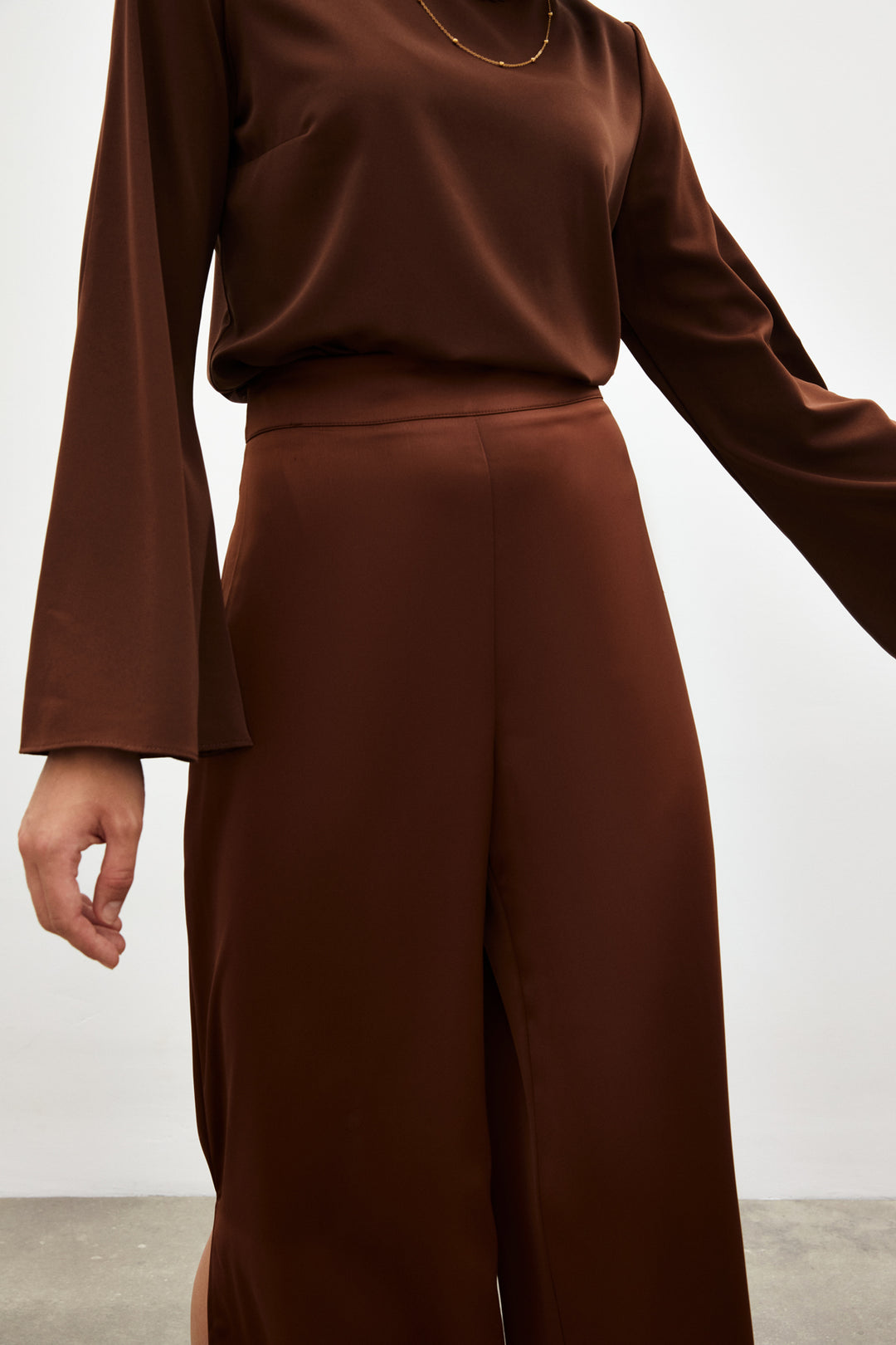 Sateen Pantalon satiné avec fente - Marron