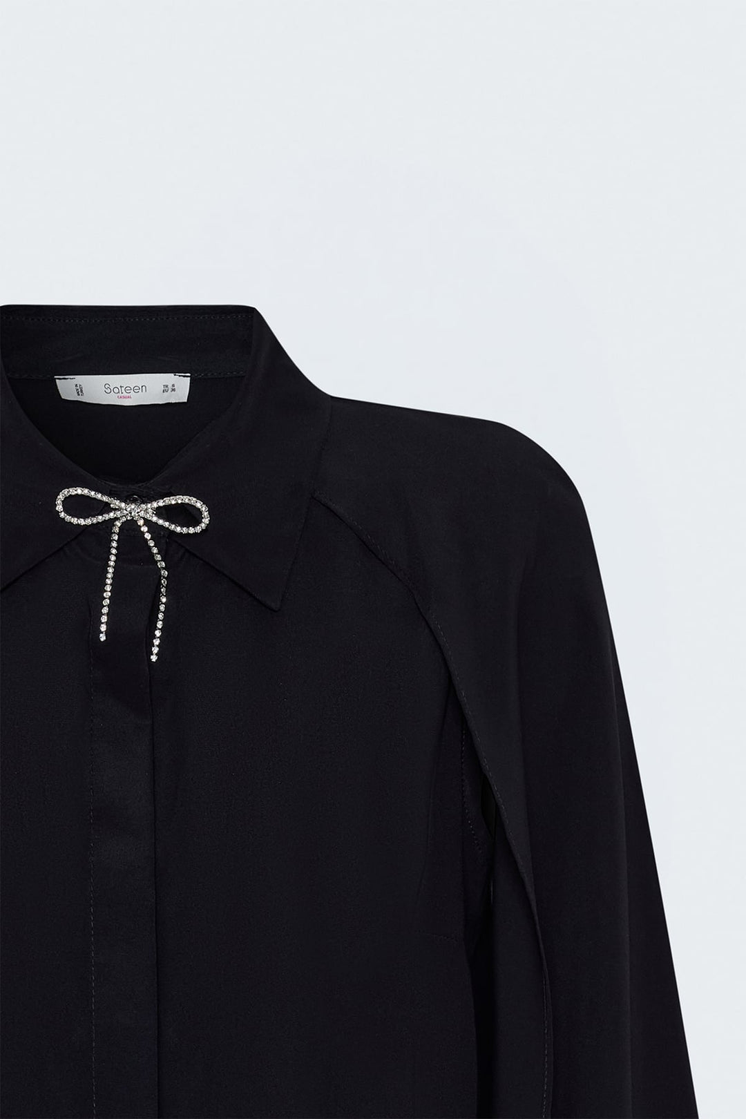 Sateen Chemise à Détails d'Accessoires à Manches Fendues - Noir