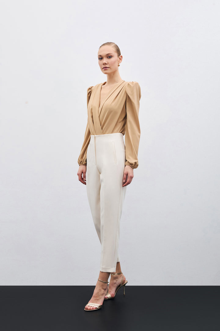 Sateen Pantalon à taille haute avec plis - Beige