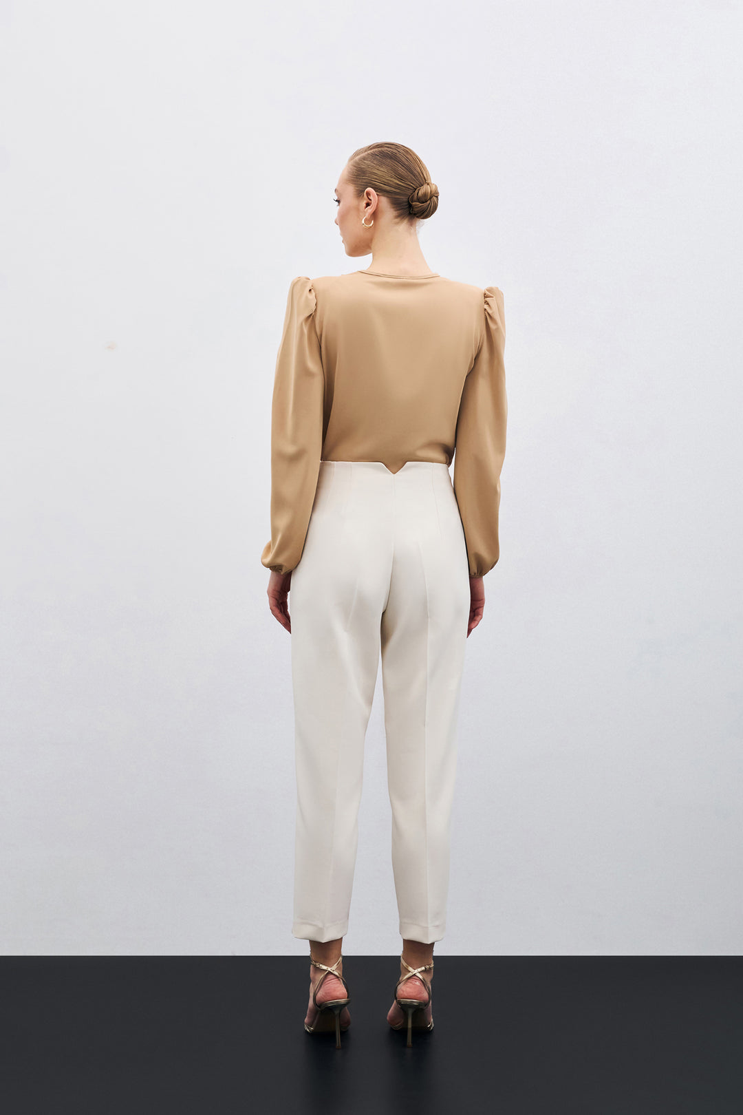 Sateen Pantalon à taille haute avec plis - Beige