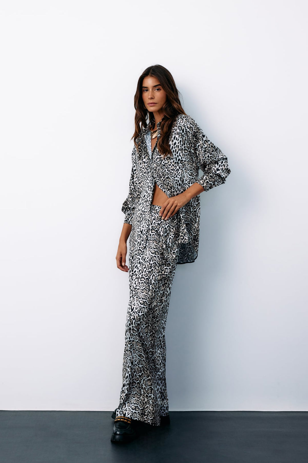 Sateen Pantalon léopard en satin taille haute - Écru