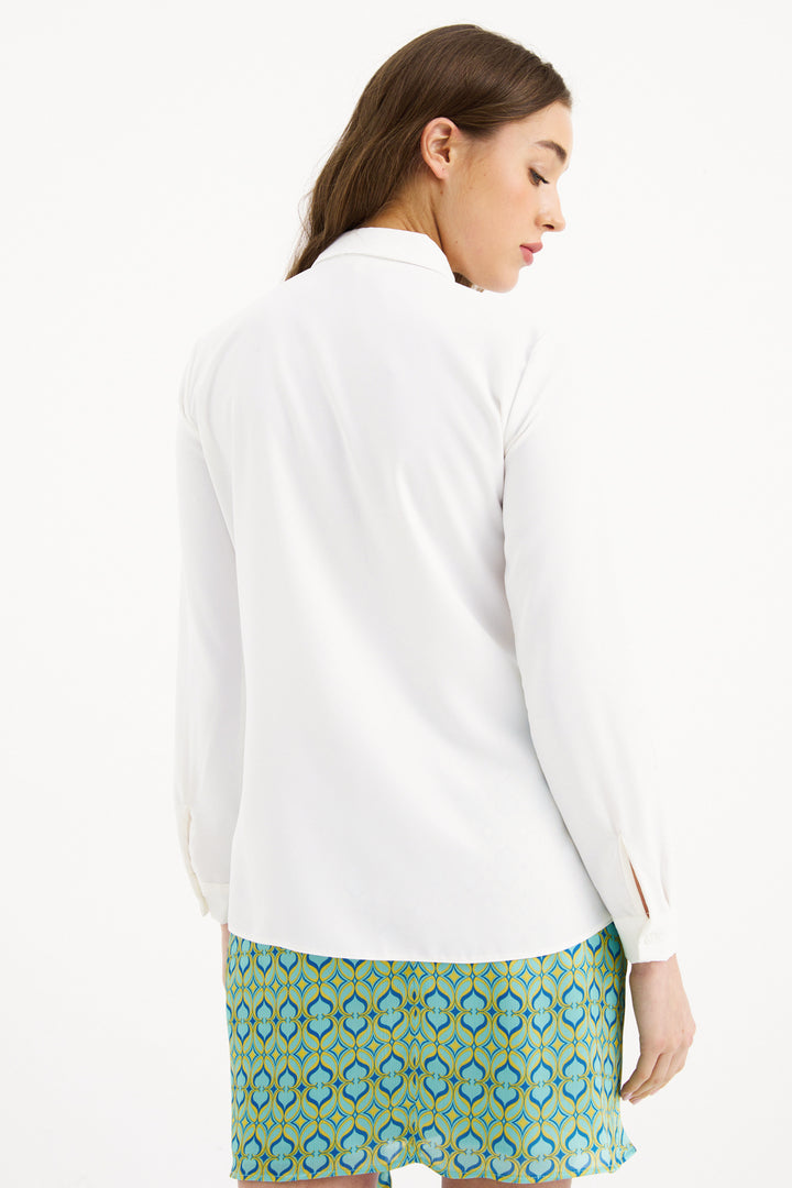 Sateen Chemise droite avec accessoire en chaîne - Écru