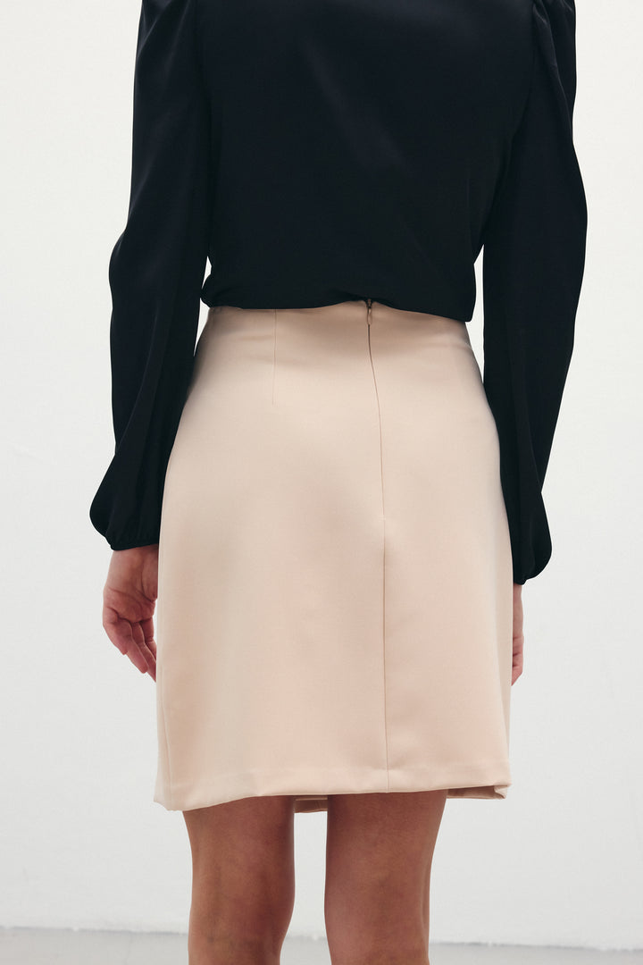 Sateen Jupe Mini avec Accessoire en Chaîne - Beige