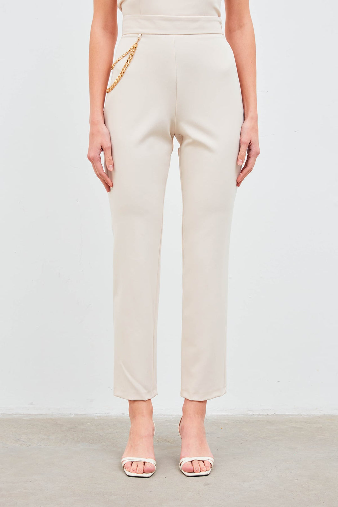 Sateen Pantalon avec accessoire en chaîne - Beige