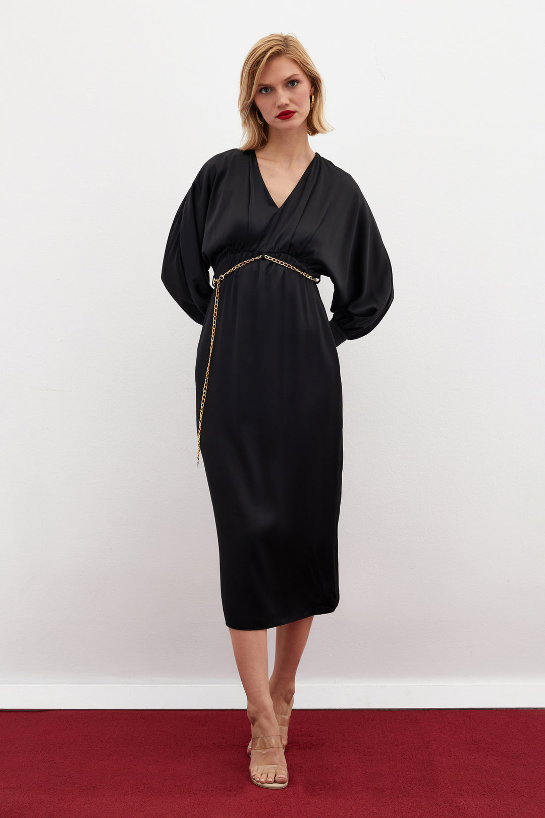 Sateen Robe satinée avec ceinture chaîne - Noir