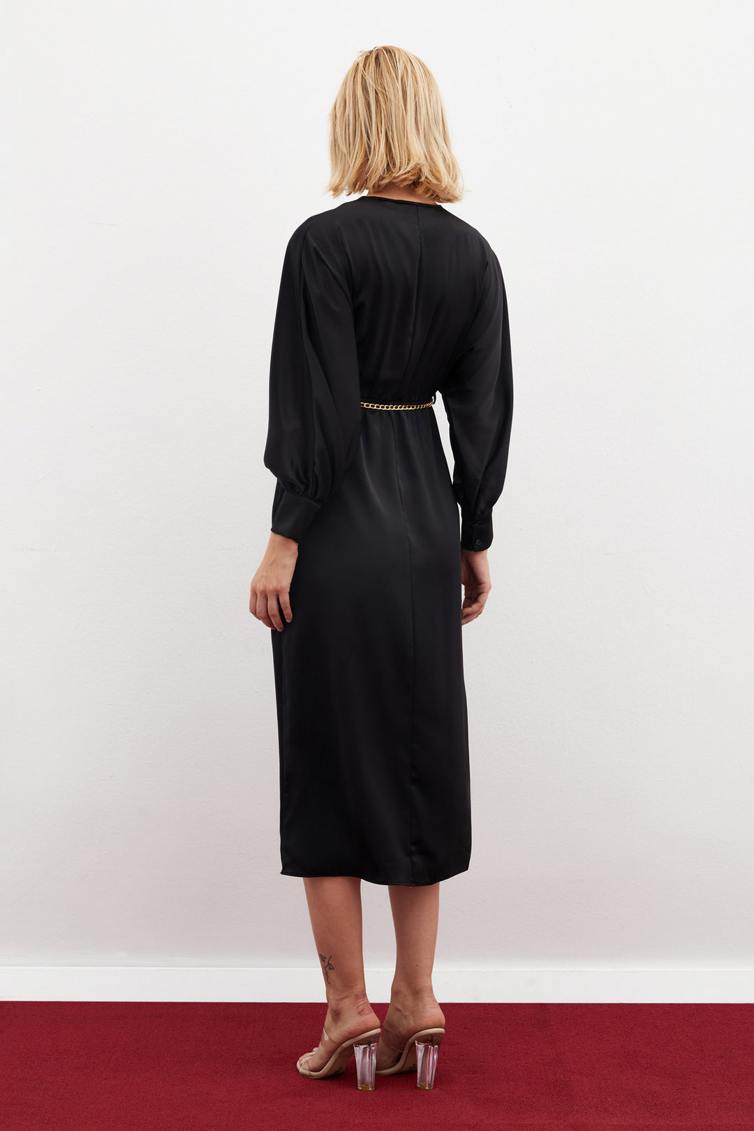 Sateen Robe satinée avec ceinture chaîne - Noir