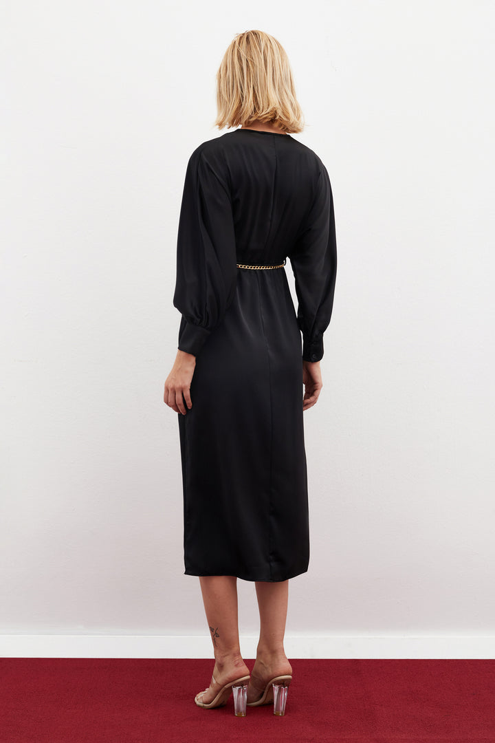 Sateen Robe satinée avec ceinture chaîne - Noir