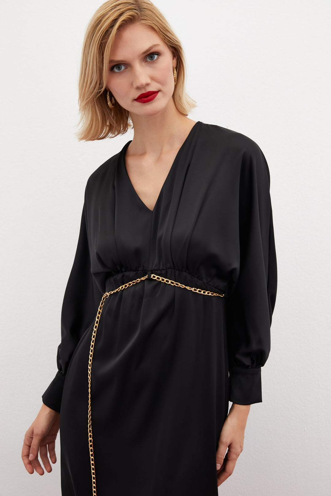 Sateen Robe satinée avec ceinture chaîne - Noir