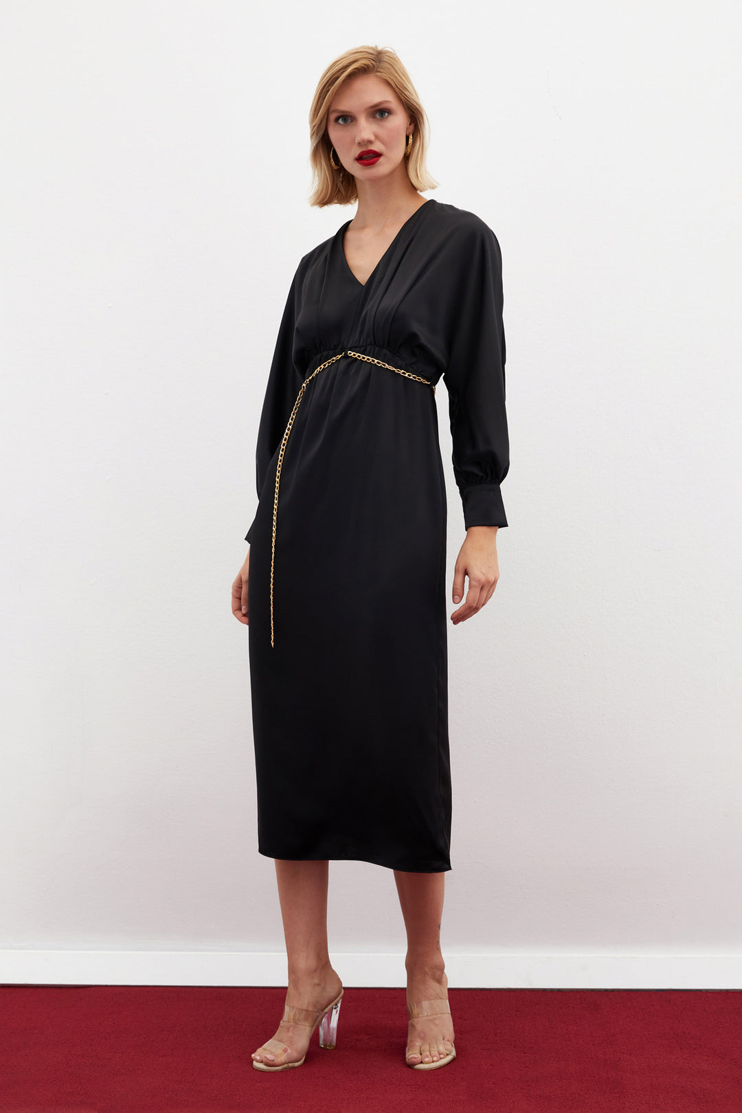 Sateen Robe satinée avec ceinture chaîne - Noir