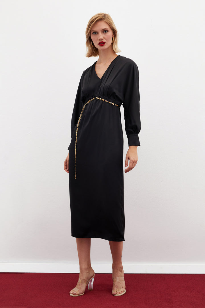 Sateen Robe satinée avec ceinture chaîne - Noir