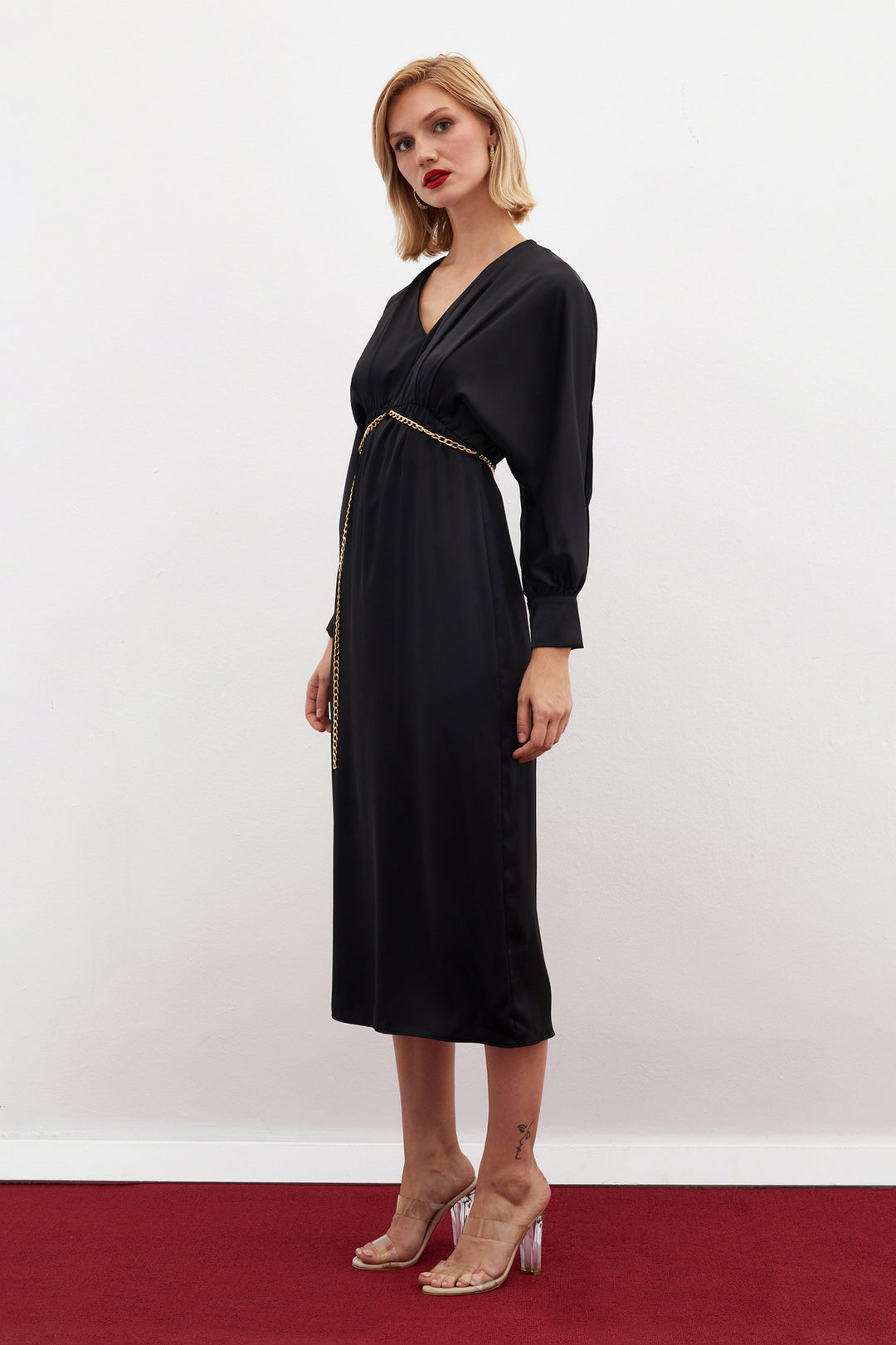 Sateen Robe satinée avec ceinture chaîne - Noir