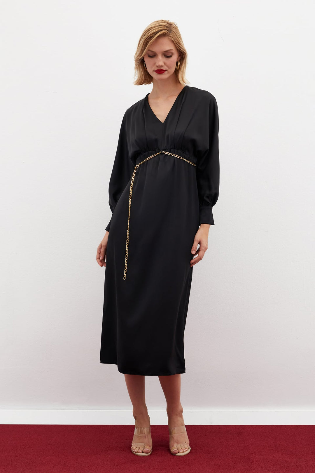 Sateen Robe satinée avec ceinture chaîne - Noir