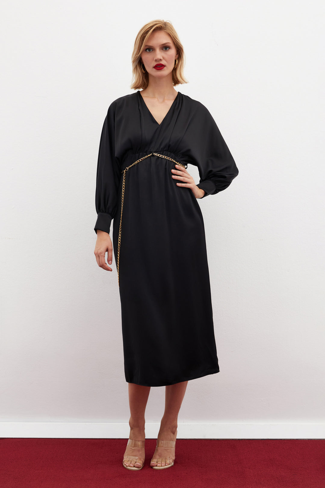 Sateen Robe satinée avec ceinture chaîne - Noir