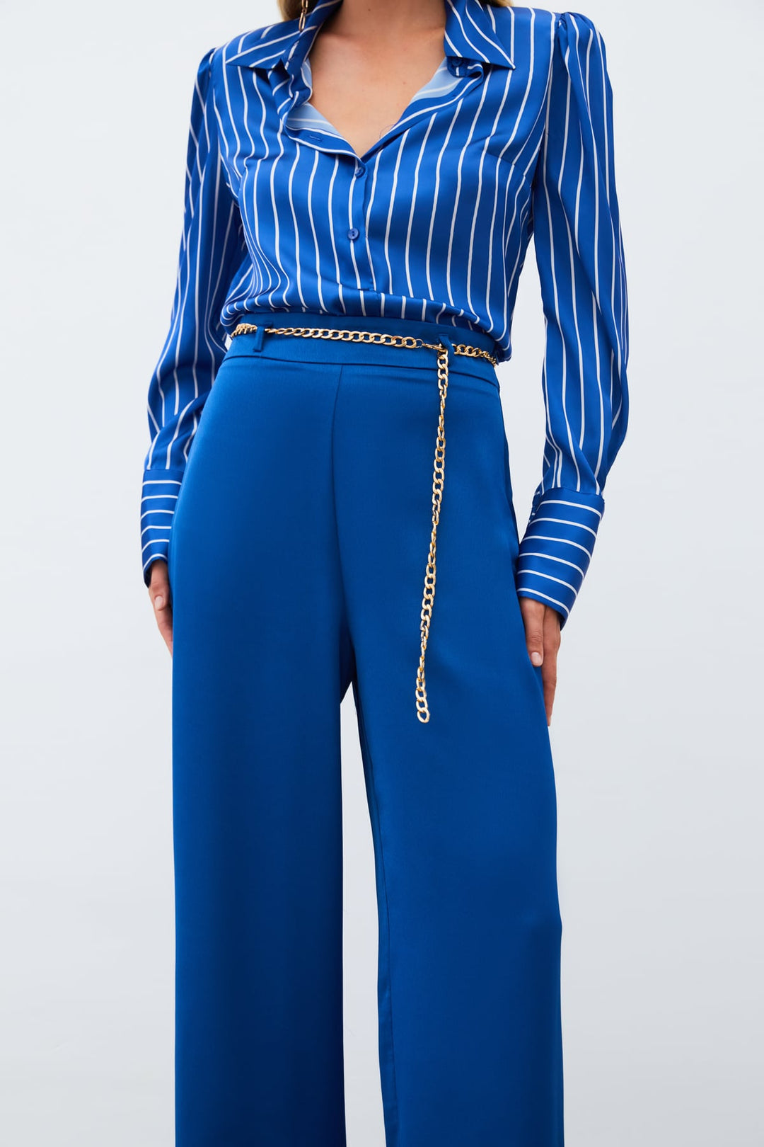 Sateen Pantalon en crêpe satin avec chaîne - Indigo