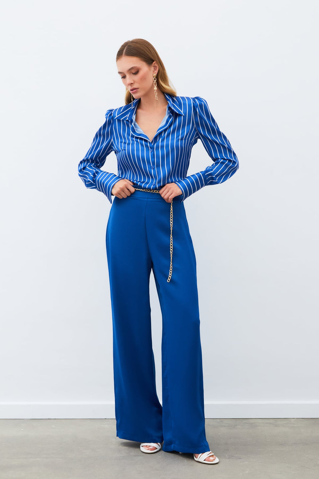Sateen Pantalon en crêpe satin avec chaîne - Indigo