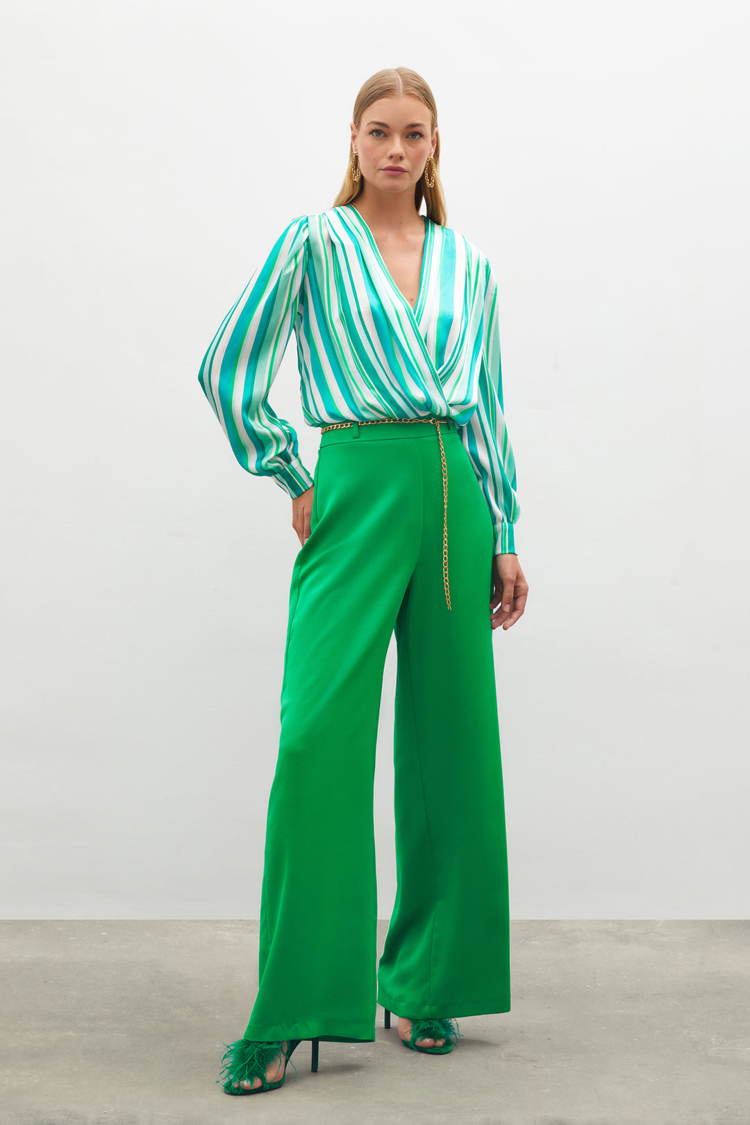 Sateen Pantalon en crêpe satin avec chaîne - Vert